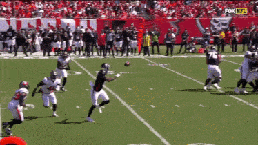 Kyle Pitts Behind The Back GIF - Kyle Pitts Behind The Back Catch GIFs