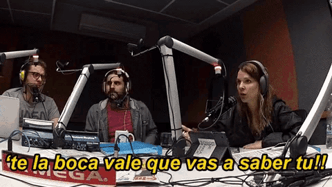 a group of people sitting in front of a microphone with the words te la boca vale que vas a saber tu