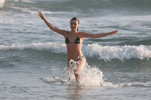 Isis Valverdi Banho Na Praia GIF - Babe Beach Swimsuit GIFs