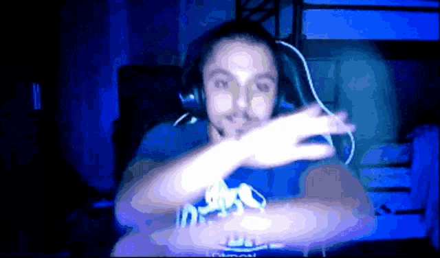 a blurry picture of a person wearing headphones and a blue shirt that says ' nuggets ' on it