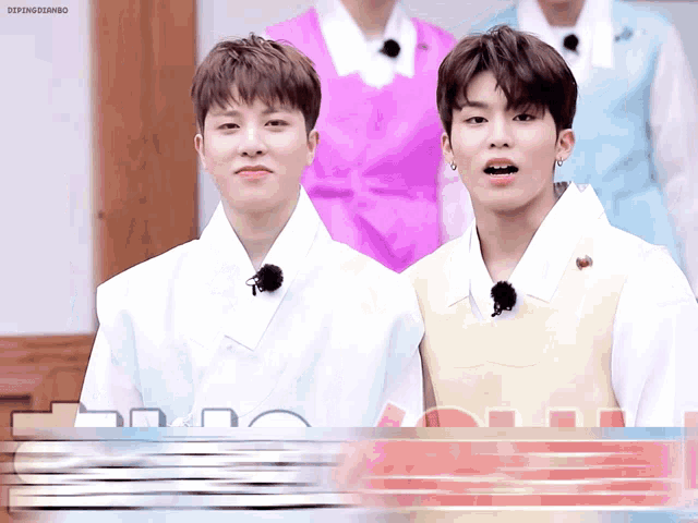 two young men are standing next to each other with the words dipengoanwo written on the bottom