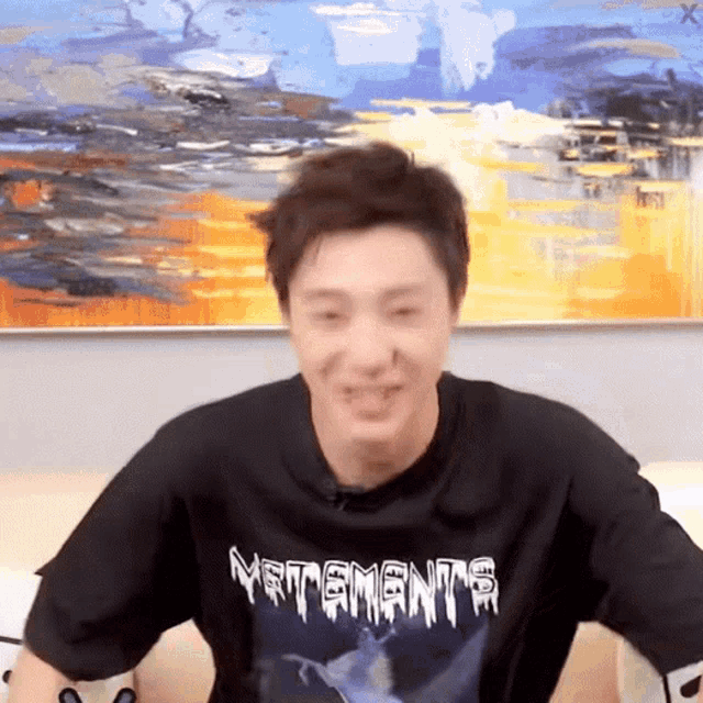 a man wearing a t-shirt that says metements