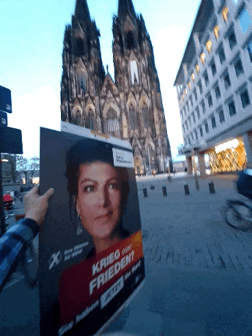 a person holding a sign that says " krieg oder frieden "