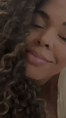a close up of a woman 's face with the words vai um beijin written below her