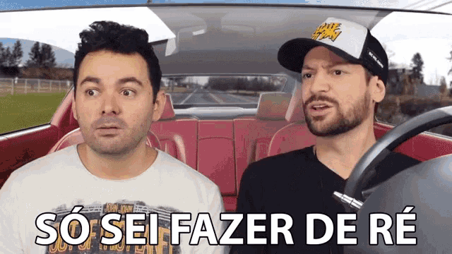 two men are sitting in a car with the words so sei fazer de re on the bottom