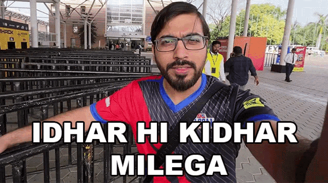 a man taking a selfie with a caption that says ' idhar hi kidhar milega ' on it
