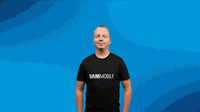 a man wearing a black shirt that says sam mobile
