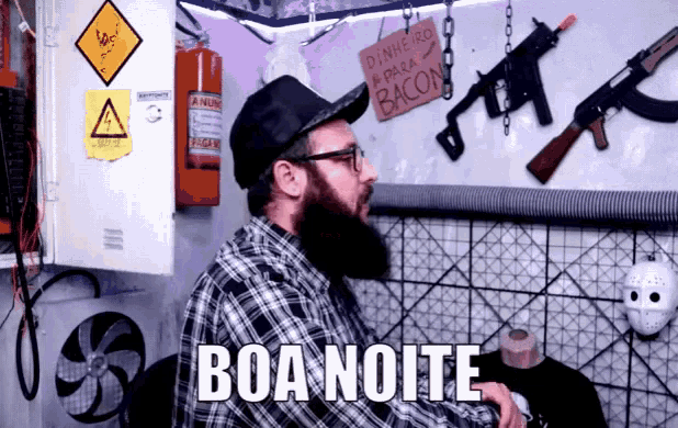 a man in a plaid shirt says boa noite in front of a sign that says dinero para bacon