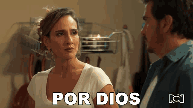 a man and a woman are standing next to each other and the words por dios are visible