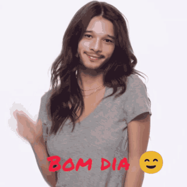 a woman wearing a grey shirt with the word bom dia written on it