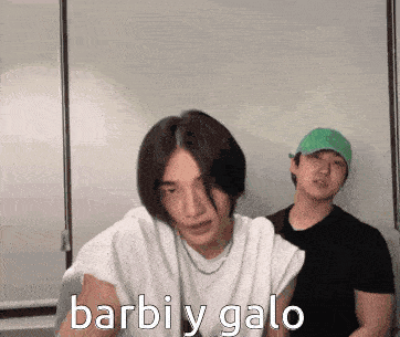 two men are sitting next to each other with the words barbi y galo written on the screen