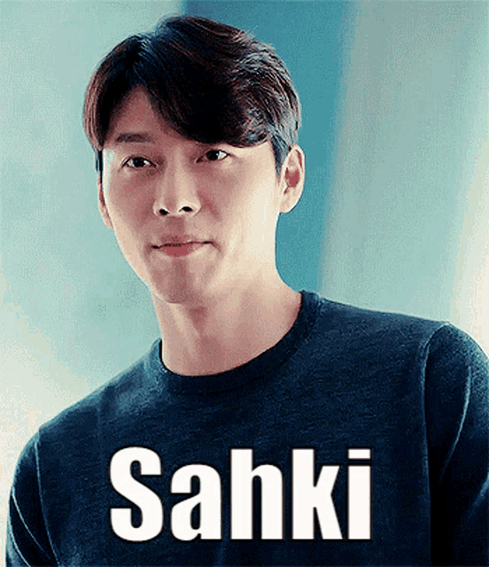 a man wearing a black shirt that says sahi on it