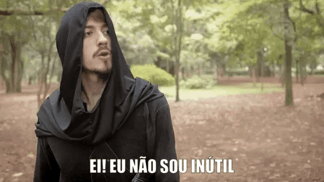 a man in a black hooded jacket says " eu não sou inútil "