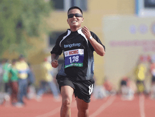 a man running with a tag that says 128