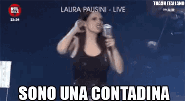 a woman is singing into a microphone and the words sono una contadina are below her