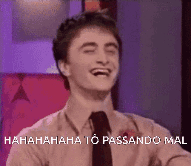 a man in a shirt and tie is laughing with the words hahahaha to passando mal written below him