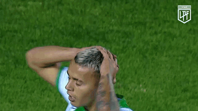 a soccer player in a green and white jersey with the letters lpfl on his chest