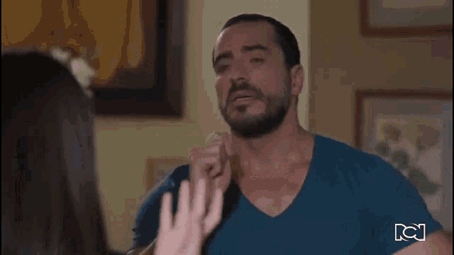 a man with a beard is talking to a woman and says " se puede saber que pasa "