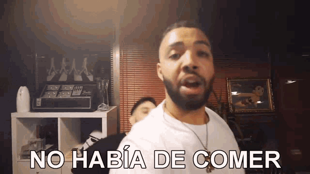 a man in a white shirt says no habia de comer in spanish