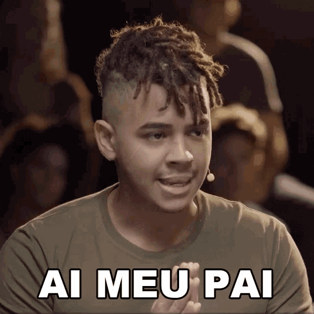 a man with dreadlocks is wearing a shirt that says " ai meu pai "
