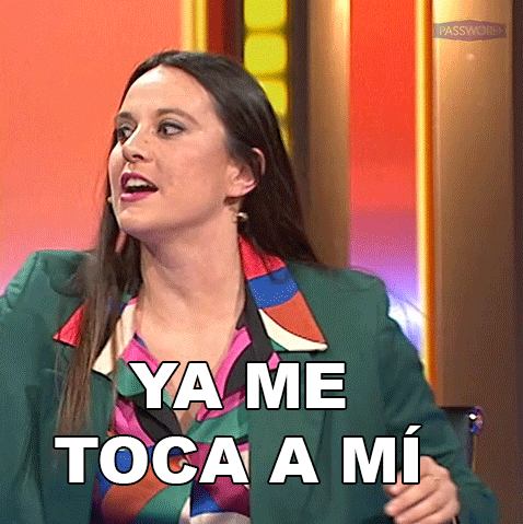a woman in a green jacket is saying ya me toca mi