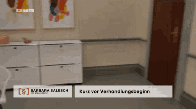 a tv screen shows a room with a sign that says barbara salesch kurz vor verhandlungsbeginn