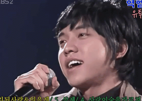 누난내여자 이승기 마이크 노래방 흐뭇 심쿵 GIF - Lee Seung Gi Korea Singing GIFs