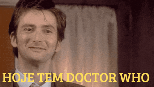 a man in a suit and tie is smiling with the words hoje tem doctor who behind him