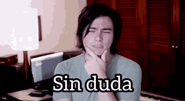 a young man is making a funny face with the words sin duda written above him