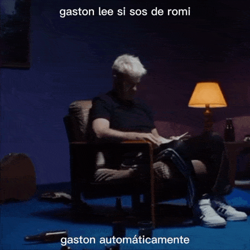 a man in a black shirt sits in front of a lamp with the words gaston lee si sos de romi above him