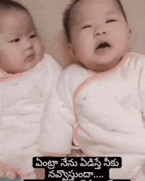 two babies are sitting next to each other with a caption in a language other than english