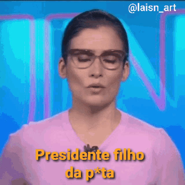 a woman wearing glasses says presidente filho da pta