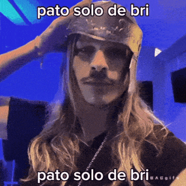 a man with long hair is wearing a helmet with the words pato solo de bri on it