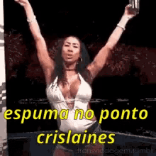 a woman with her arms in the air is holding a glass and says espuma no ponto crislaines