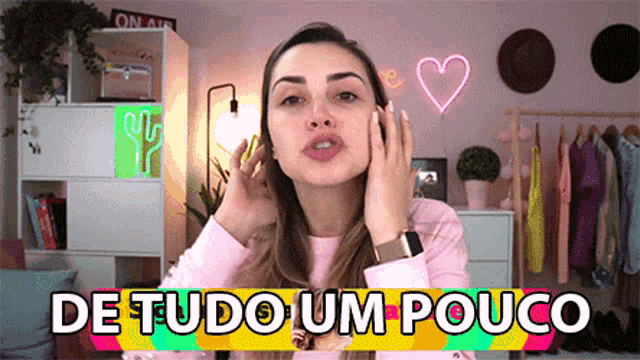 a woman in a pink shirt is talking on a cell phone with the words de tudo um pouco written above her