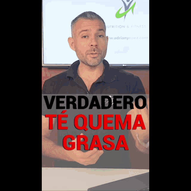 a man is standing in front of a screen that says verdadero te quema grasa