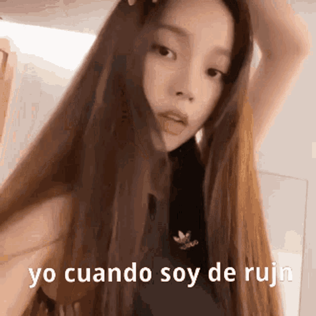 a woman with long hair has the words yo cuando soy de rijn above her