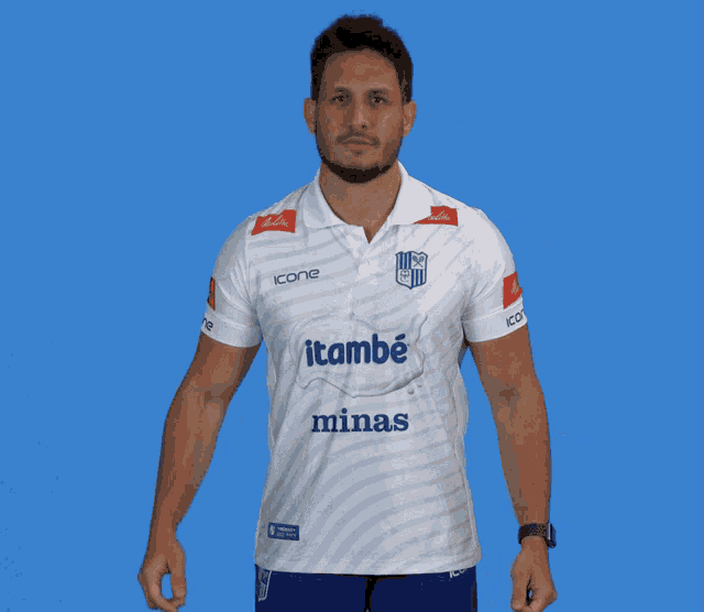 a man wearing a white shirt that says minas