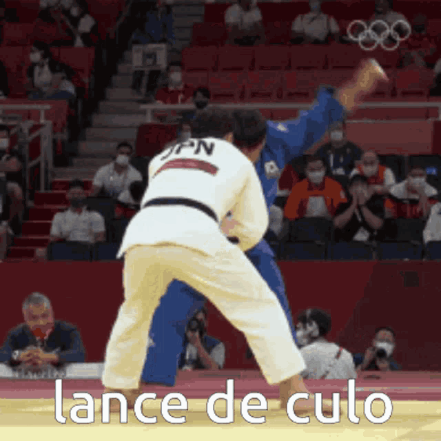 a judo match with the words lance de culo in the bottom right corner