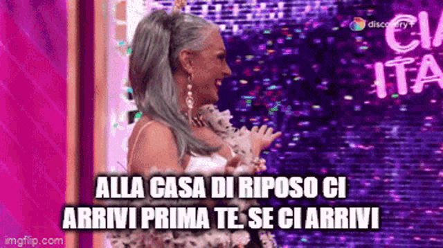 a woman with gray hair is smiling and says alla casa di riposo gi arrivi prima te se ci arrivi