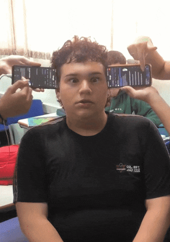a young man wearing a black shirt that says col est sao paulo