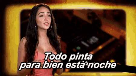 a woman in a pink tank top says todo pinta para bien esta noche