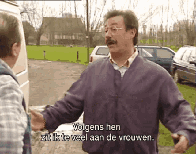 a man in a purple jacket says volgens hen