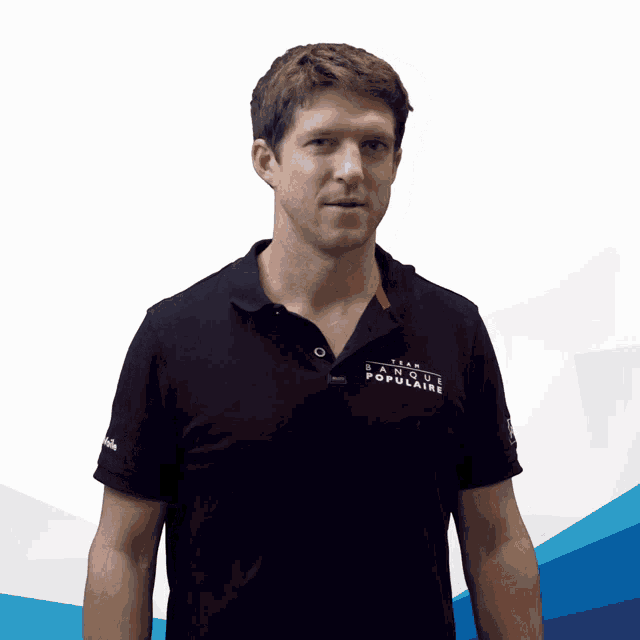 a man wearing a black shirt that says " banque populaire "