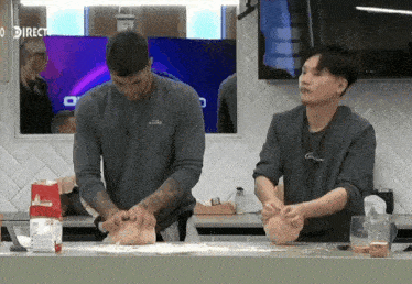 two men are kneading dough in front of a tv screen that says directo