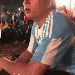 阿根廷 克罗地亚 脱衣服 伪球迷 鼓掌 世界杯 足球 GIF - Argentina Croatia Take Off GIFs