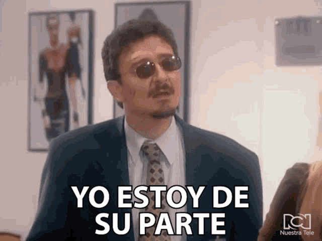 a man in a suit and tie says yo estoy de su parte in spanish