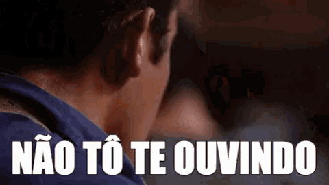 a close up of a man 's ear with the words `` não to te ouvindo '' written in white letters .