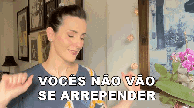 a woman stands in front of a picture with the words vocês não vao se arrepender written above her
