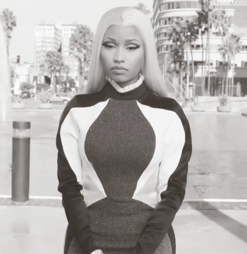 Nicki Minaj Standing GIF - Nicki Minaj Standing GIFs